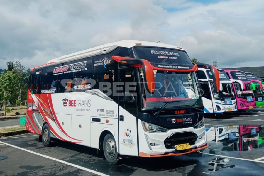 Jelajahi Keajaiban Dunia: Sewa Medium Bus BeeTrans 33 Seats Luxury ke Borobudur