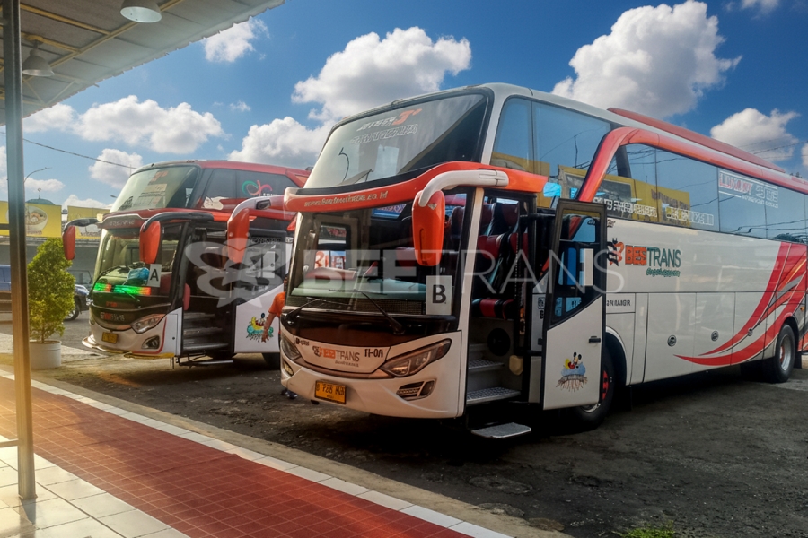 Membangun Ikatan di Udara Sejuk Lembang: Malam Keakraban 3 Angkatan Universitas Bakti Diantar 3 Unit Big Bus Beetrans